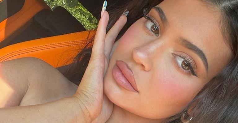De sutiã preto, Kylie Jenner deixa web boquiaberta ao postar vídeo sem maquiagem