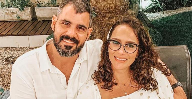 Letícia Cazarré mostra registro do batismo da filha ao lado de Juliano Cazarré: ”Só agradecer”