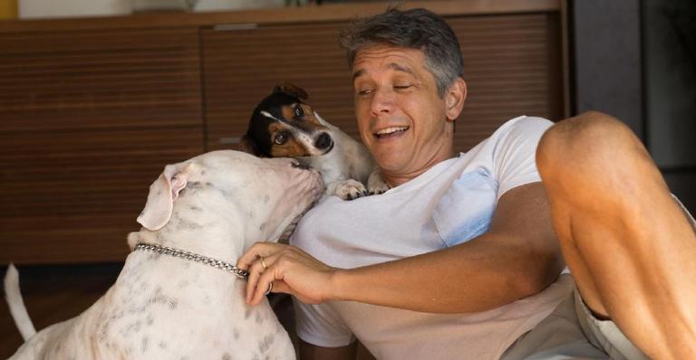 Marcio Garcia aproveita pôr-do-sol na companhia do cachorrinho: ”Contemplando esse fim de tarde”