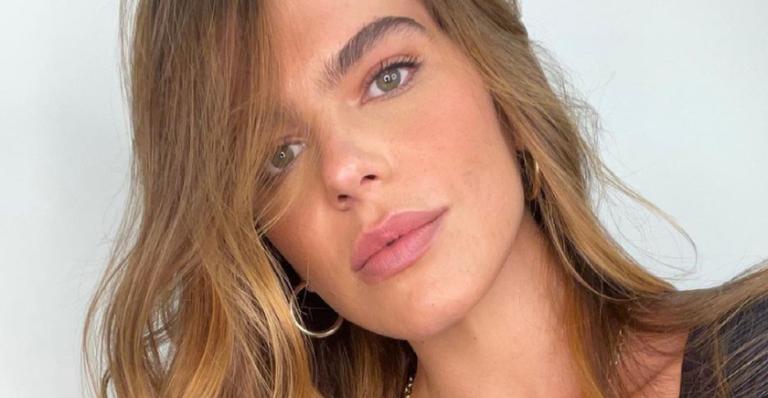Mariana Goldfarb esbanja beleza natural ao aparecer em casa com vestido branco: ”Maravilhosa”