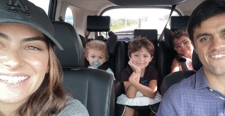Mariana Uhlmann mostra Felipe Simas e os filhos alimentando passarinhos: ”Que experiência”