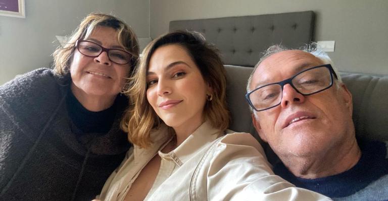Vacinados, Tainá Müller recebe a visita dos pais após um ano longe
