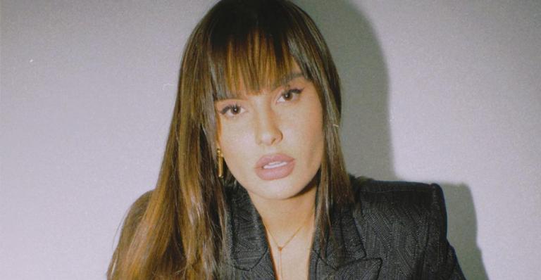 Thais Braz aposta em look monocromático ao compartilhar sequência inédita de cliques