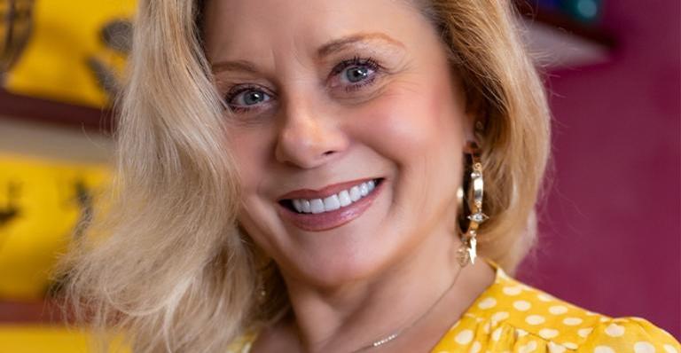 De batom vermelho, Vera Fischer inspira admiradores com reflexão sobre a vida: ”Sorriso”