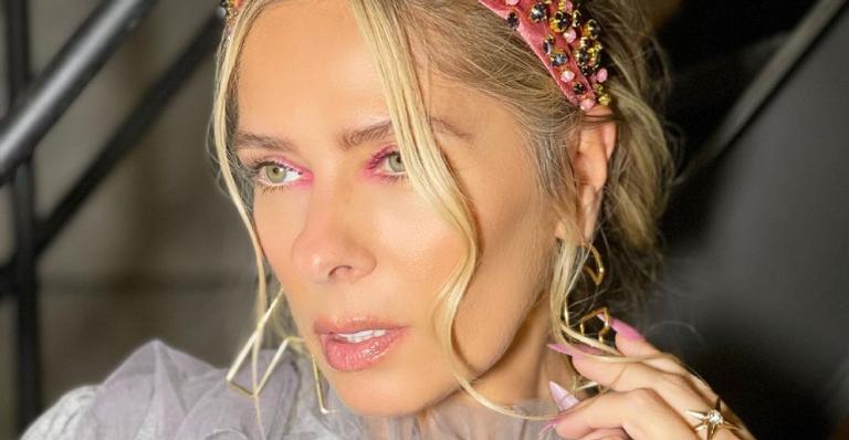 Adriane Galisteu aposta em look colorido ao exibir visual arrasador: ”Maravilhosa!”
