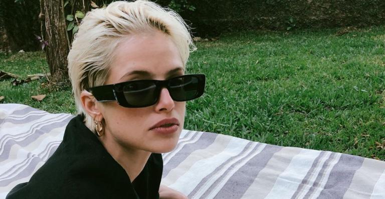 Agatha Moreira compartilha clique descontraído em que surge se deliciando com um sorvete