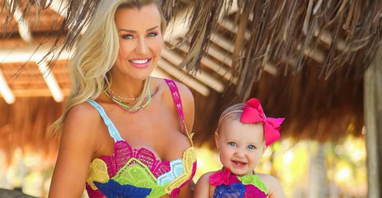 Ana Paula Siebert se derrete pela primogênita em clique na praia: ”A cara da mamãe”