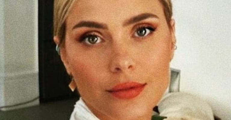 Carolina Dieckmann relembra clique juninos ao lado de amigos: ”Pra comemorar o dia de São João”