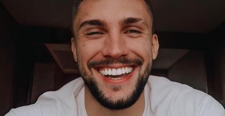 Em Arraial, Arthur Picoli ostenta corpo sarado durante mergulho e web elogia: ”Um peixão desses”