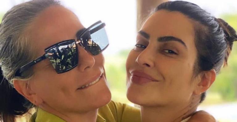 Gloria Pires publica clique com Cleo e seus cachorros e se derrete: ”Aquele TBT do amor”