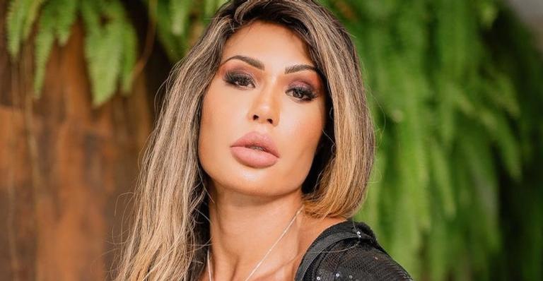 Só de calcinha e jaqueta aberta, Gracyanne Barbosa exibe corpão agachada: ”Rainha da beleza!”
