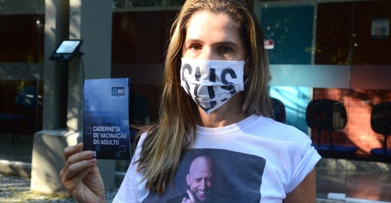 Usando camiseta com foto de Paulo Gustavo, Ingrid Guimarães é vacinada contra Covid-19 no Rio