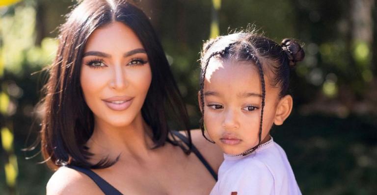 Kim Kardashian flagra a filha em seu closet e brinca: ”Tentando fugir com as minhas coisas”