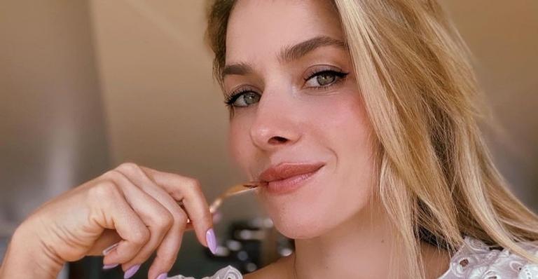 Monique Alfradique relembra clique paradisíaco na Bahia com vestido de fenda preto: ”Desse axé”