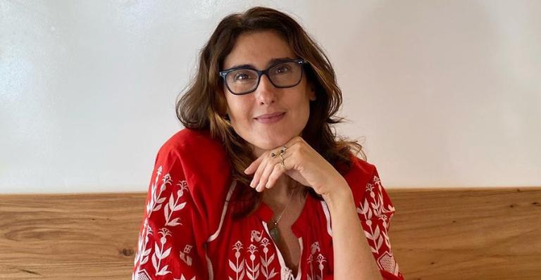 Paola Carosella se emociona ao receber a primeira dose da vacina contra Covid-19
