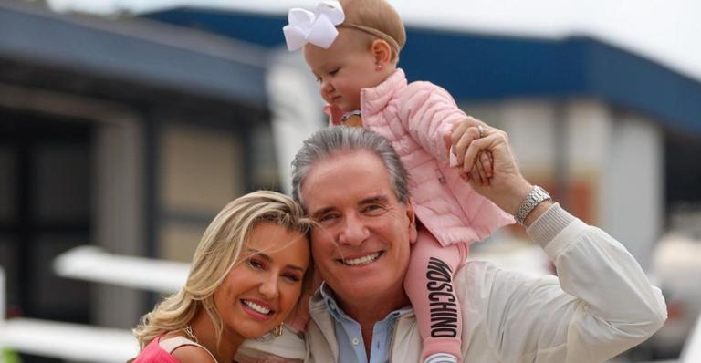 Em clima de festa junina, Ana Paula Siebert esbanja beleza ao lado de Roberto Justus