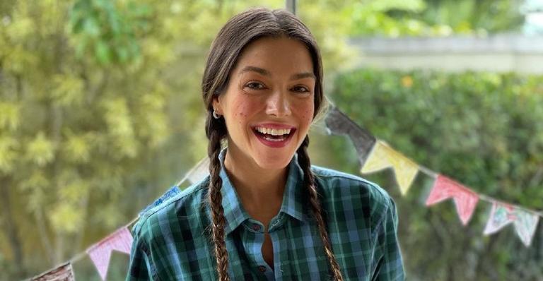 Em clima de TBT, Thais Fersoza relembra chá de fraldas dos filhos com tema de Festa Junina
