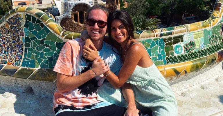Vitor Kley encanta ao escrever uma linda mensagem no aniversário de sua namorada: ”Te amo”