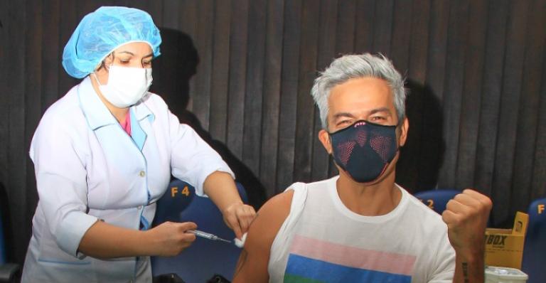 Aos 48 anos, Otaviano Costa recebe primeira dose da vacina contra Covid-19 no Rio