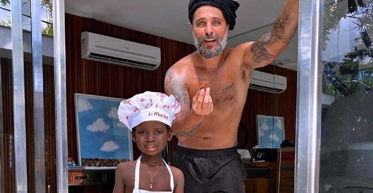 Bruno Gagliasso compartilha clique perfeito de Bless e se declara: ”Como meu filho é lindo”