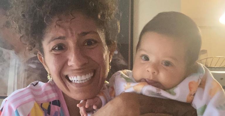 Cris Rozeira fala sobre o rápido crescimento do filho: ”Mamães que lutem pra comprar roupa”