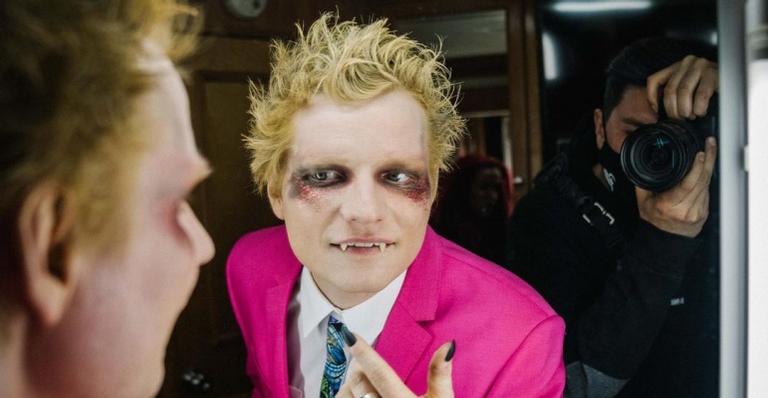 Ed Sheeran se transforma em vampiro em clipe desordeiro e assustador de ‘Bad Habits’