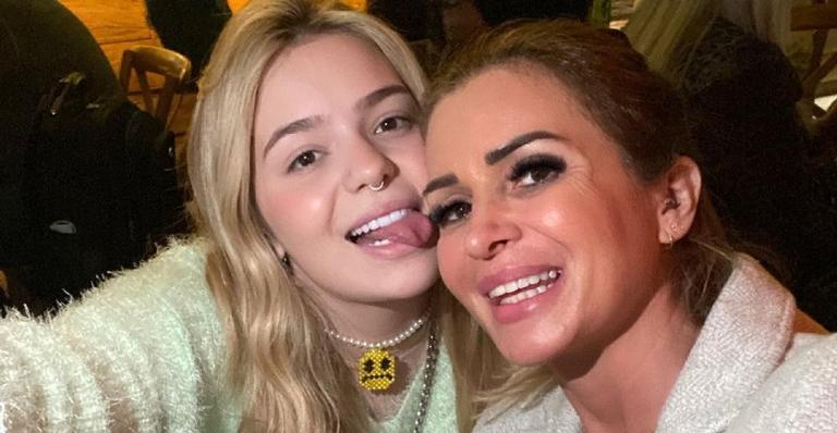 Viih Tube e a mãe surgem de biquíni fazendo dancinha e conquistam a web: “Tudo pra mim!”
