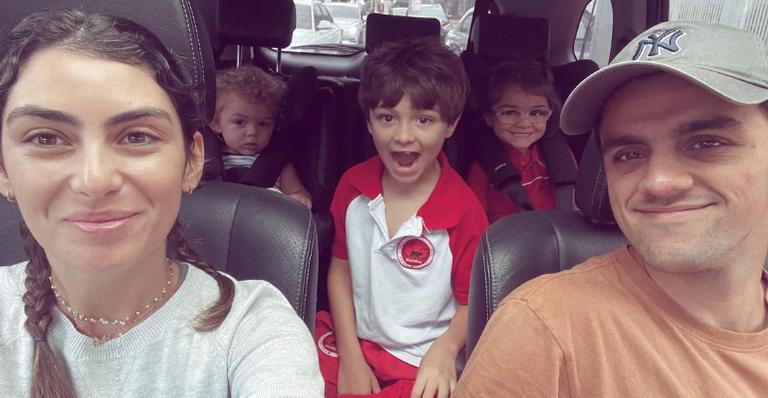 Felipe Simas surge coladinho com sua família durante viagem