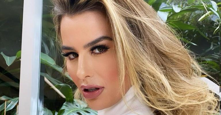 Fernanda Keulla se exibe em fotos sensuais só com camisa branca aberta: ”Que deusa”