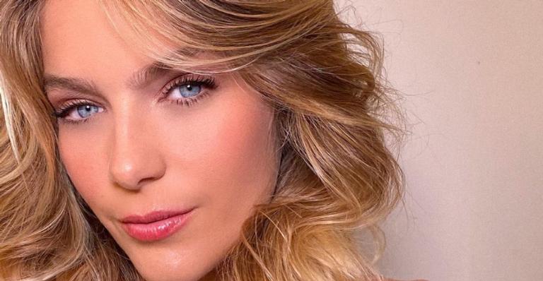 Isabella Santoni celebra o anuncio da segunda temporada de ‘Dom’: ”Já já eles tão de volta!”