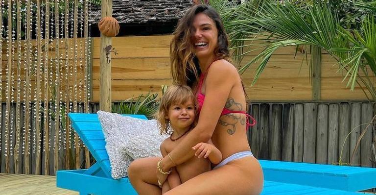 Isis Valverde encanta completamente a web ao postar fotos fazendo yoga com o filho
