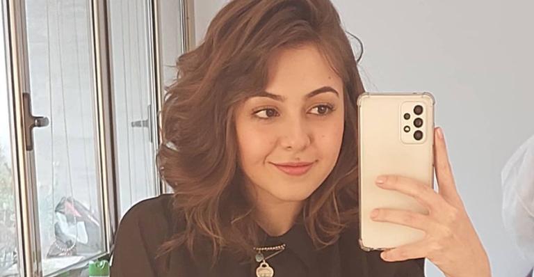 Klara Castanho surge belíssima em ensaio fotográfico caseiro e fãs elogiam: ”Bonequinha”