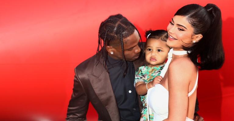 Kylie Jenner deixa fãs desconfiados sobre gravidez após vídeo suspeito