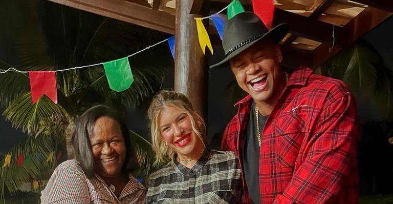 Em clima de festa junina, Léo Santana posta registros com Lorena Improta e a mãe