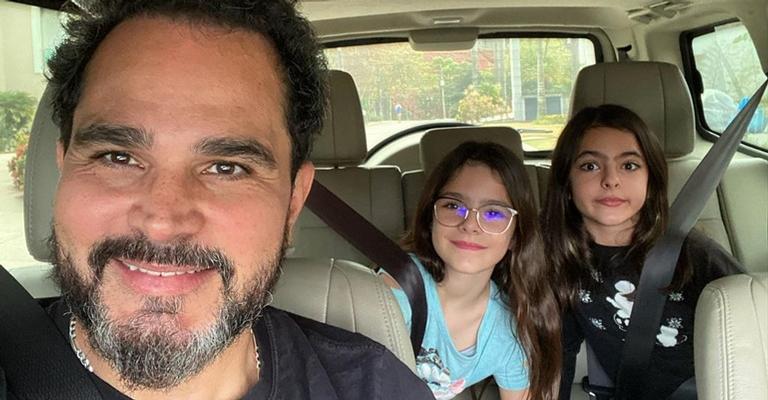 Luciano Camargo surge em momento carinhoso com a filha, Helena: ”Aconchego bom demais”