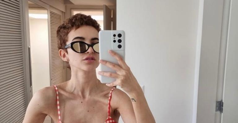 De óculos, Manu Gavassi surge produzida em cliques feitos pela irmã e seguidores elogiam: ”Linda”