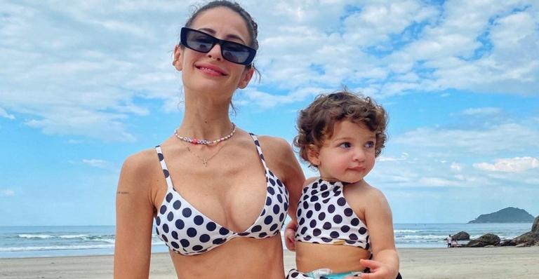 Tamy Contro, mulher de Projota, fala sobre a primeira vez da filha na praia: ”Odiou a areia”