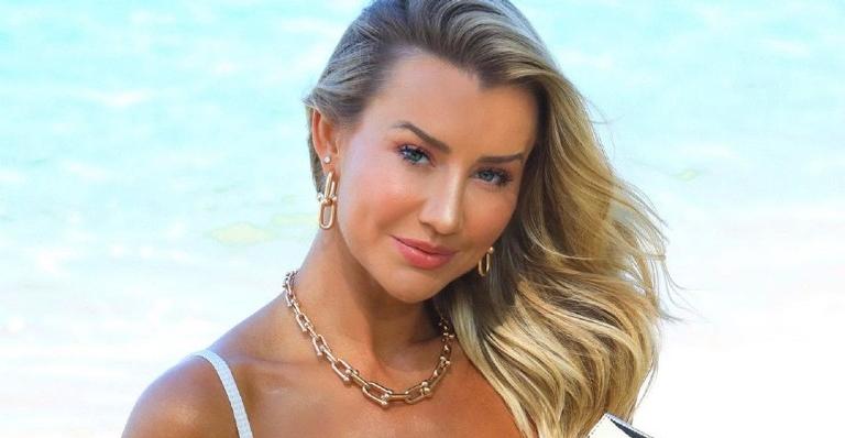 Ana Paula Siebert surge de biquíni azul em registro belíssimo e dispara: ”Bom dia da Bahia”