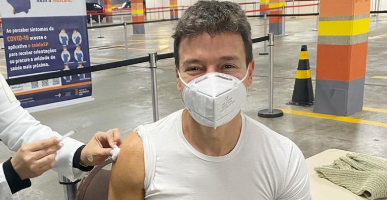Rodrigo Faro recebe a primeira dose da vacina contra a Covid-19: ”Muita emoção”