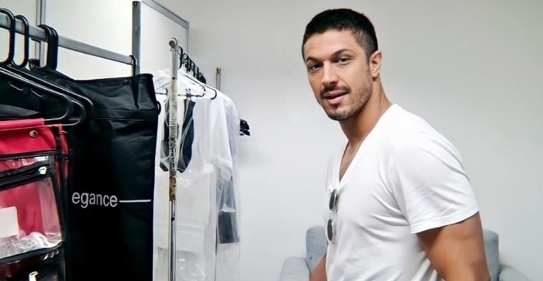 Rômulo Estrela se diverte com Agatha Moreira e Camila Queiroz nos bastidores de ‘Verdades Secretas’
