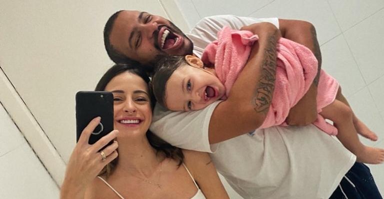 Tâmara Contro posta lindo clique em família e se declara: ”Meus amores”