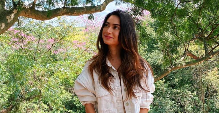Thaila Ayala esbanja gratidão e serenidade ao registrar lindas paisagens durante sua viagem