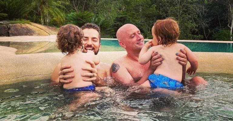 Thales Bretas encanta a web ao compartilhar clique ao lado dos filhos, Romeu e Gael