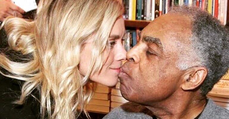 No aniversário de Gilberto Gil, Carolina Dieckmann recorda fotos com o cantor e encanta