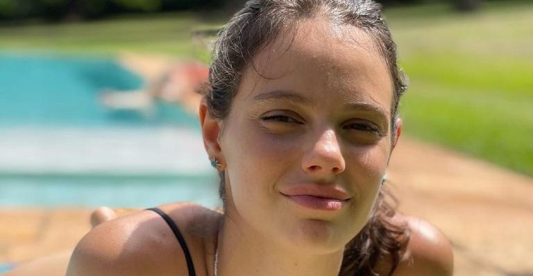 Grávida pela segunda vez, Laura Neiva posta fotos mostrando sua barriguinha