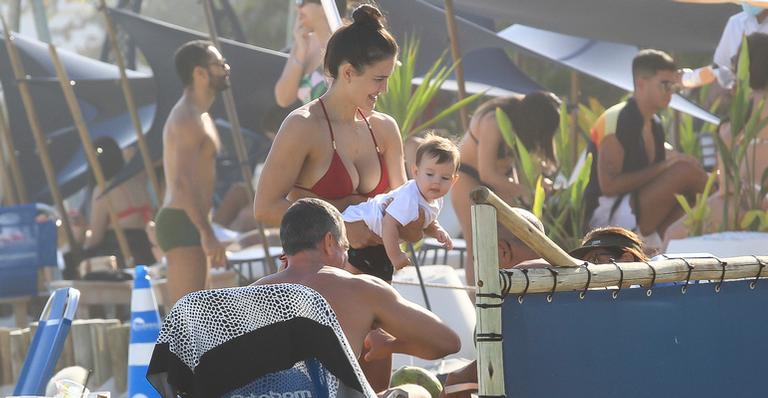 De biquíni vermelho, Kyra Gracie exibe corpo real após cinco meses do nascimento do filho