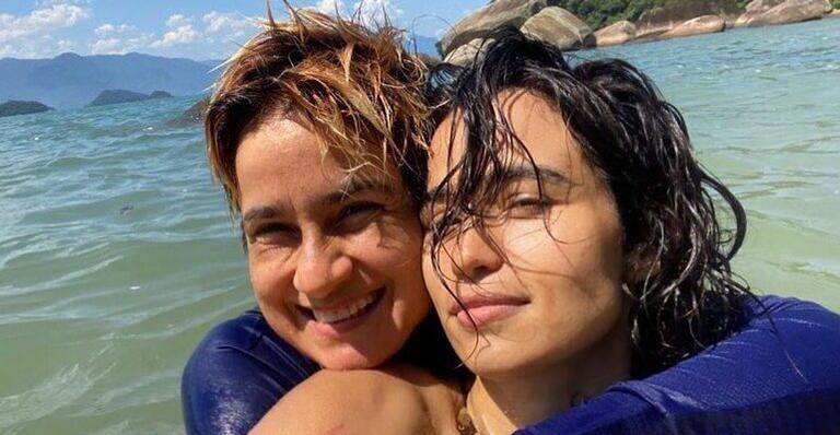 Nanda Costa revela gravidez de gêmeos ao lado de Lan Lanh: ”Somos 4”