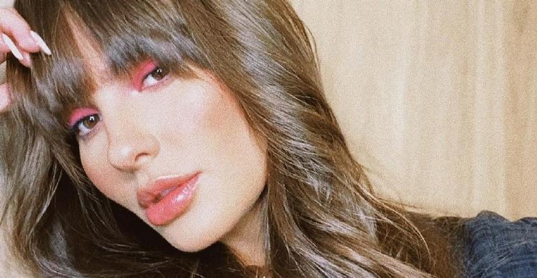 Thais Braz surge belíssima em sequência de fotos de biquíni laranja