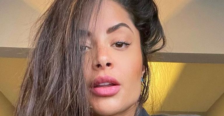 Aline Riscado se exibe em cliques com biquíni fio dental e para tudo: ”Um corpo é um corpo”