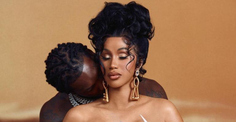 Após anunciar a segunda gravidez, Cardi B mostra o barrigão em cliques com a família